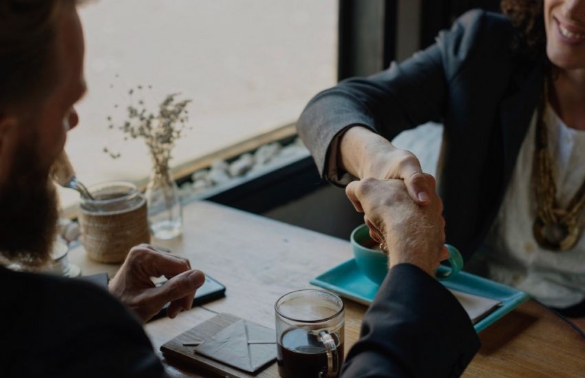 516e1fb3-850x550_handslag