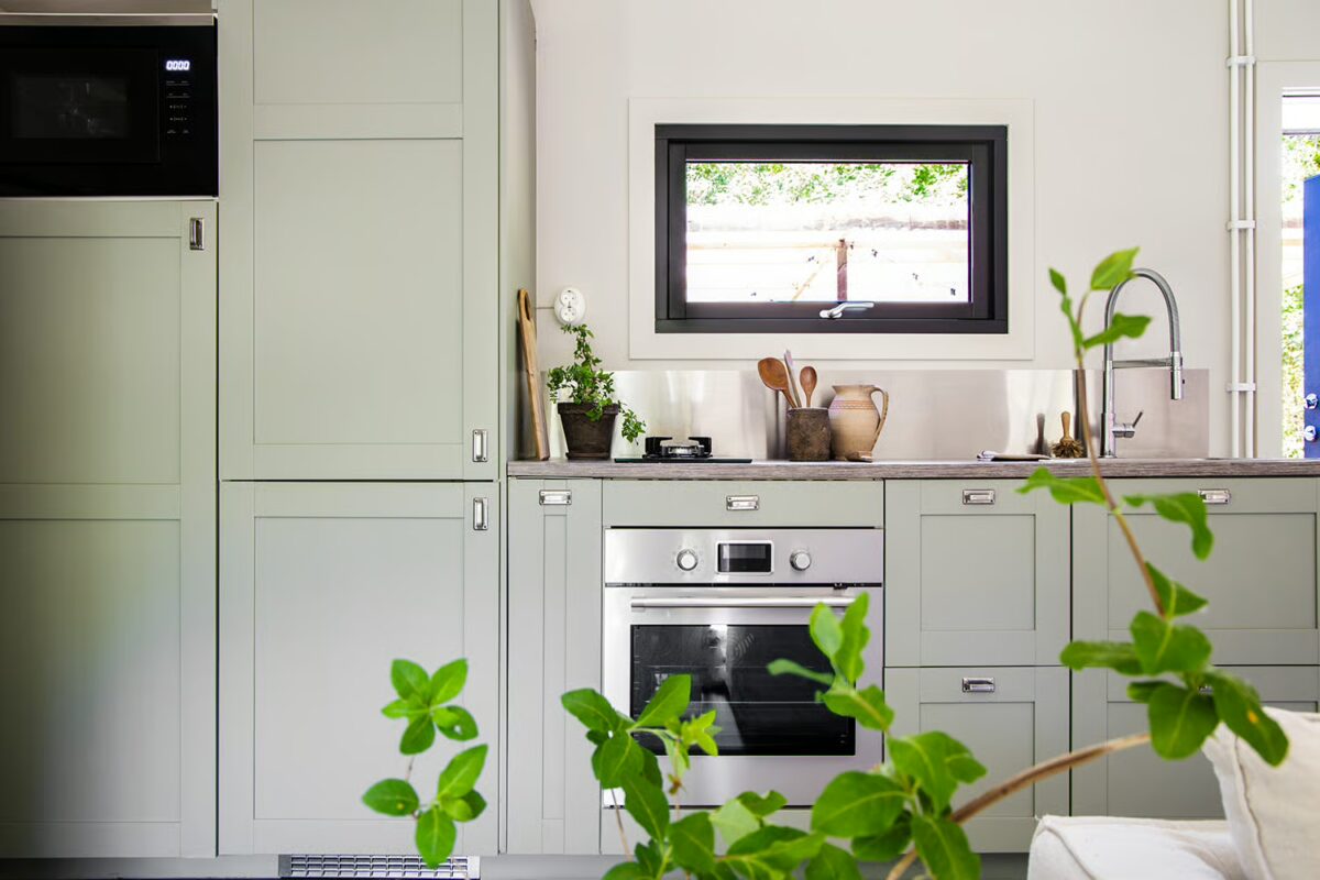 bjurfors-maklare-bostad-ljusgrona-koksluckor