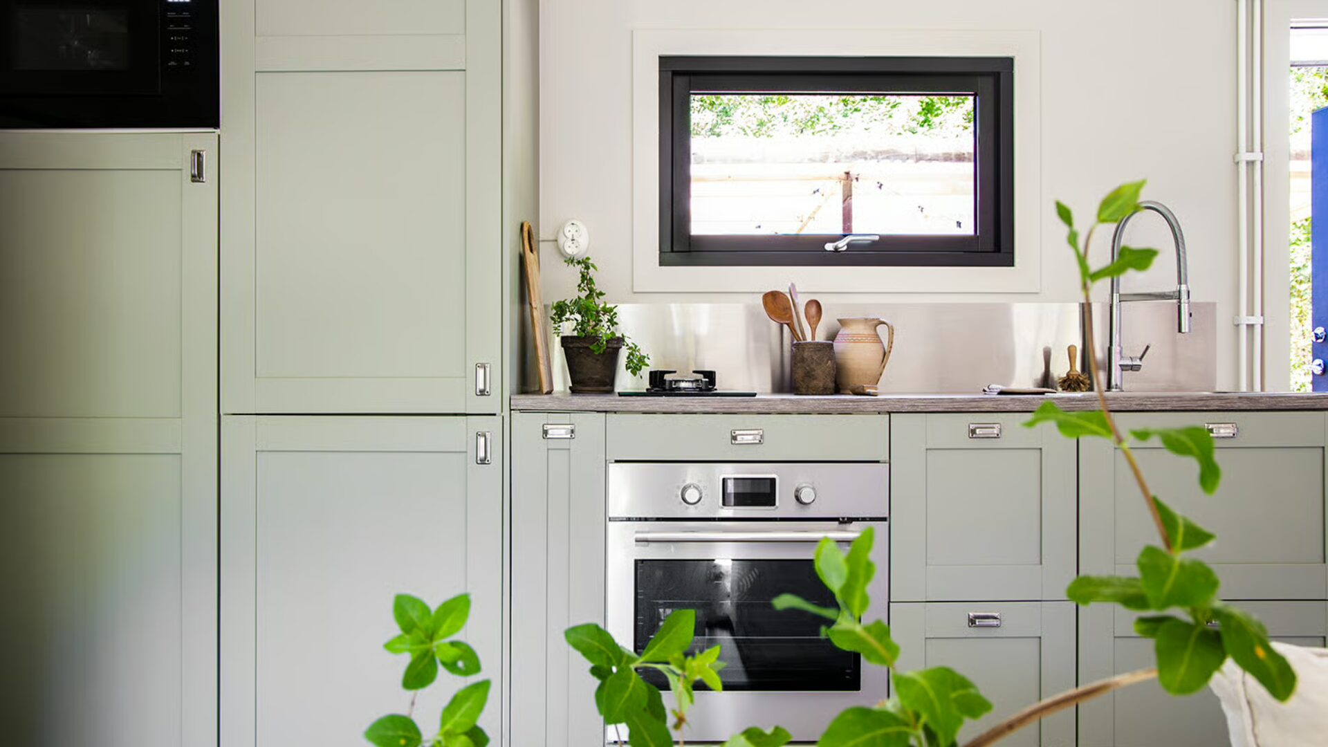 bjurfors-maklare-bostad-ljusgrona-koksluckor